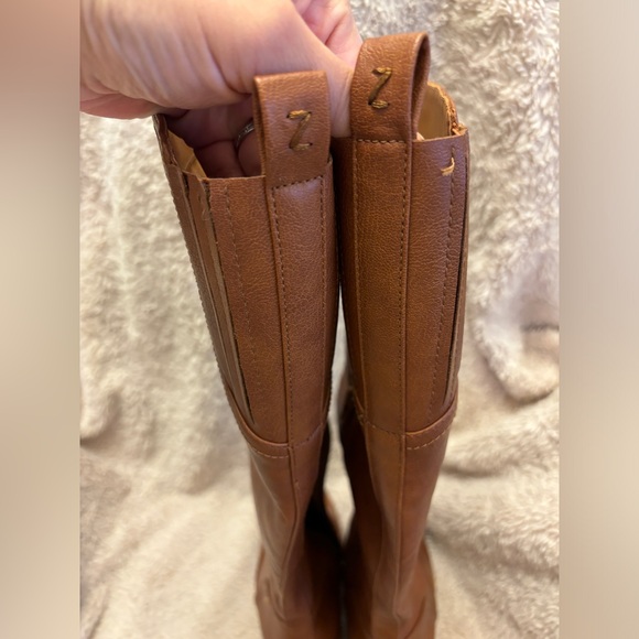 NWOT Zodiac Boots Women's 8 Cognac Iggy Knee High Wedge Side Zipper Almond Toe - Picture 11 of 12